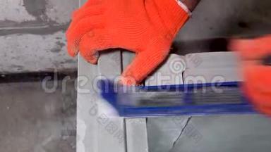 建筑工人用刨床、公寓或家庭修理打磨石膏<strong>板块</strong>